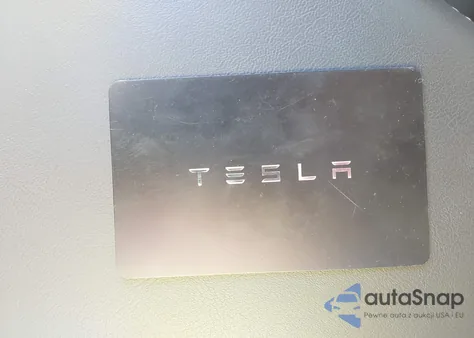 2025 Tesla Model Y Long Range Single Motor Rear-Wheel Drive z USA, uszkodzony, nr VIN 7SAYGDED9SA355819